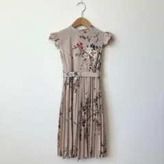花柄ベージュ半袖ワンピース　140