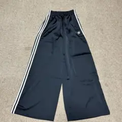 アディダスオリジナルス ワイドパンツ