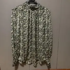 H&M ハイネックサテンブラウス　ボタニカル柄　グリーン