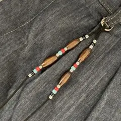 キーホルダー カラビナ ブラック 黒 赤 ターコイズ ウッドビーズ ガラスビーズ