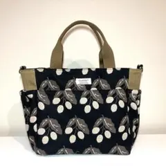 ハンドメイドバッグ☆黒地実葉柄☆ポケットいっぱいファスナー締め