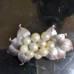 パールとメタルの花形ブローチ