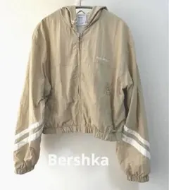 ベルシュカ　Bershka 希少　アウター　ナイロンパーカー　Ｌ　ベージュのサムネイル