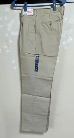 【未使用品】 UNIQLO ツータックチノパンツ ベージュ 79×77cm