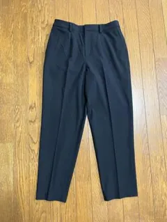 ユニクロ　テーパードパンツ　黒　①