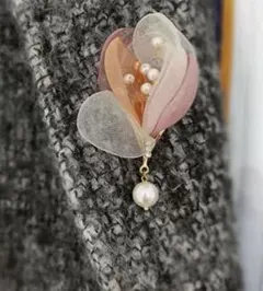 卒入式　セレモニー　木蓮モチーフの上品コサージュ