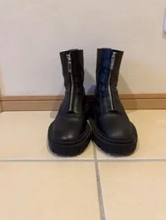 黒いジッパー付き厚底ブーツ ZARA
