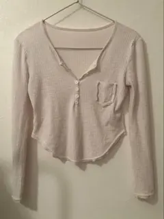 Vネック 長袖トップス白