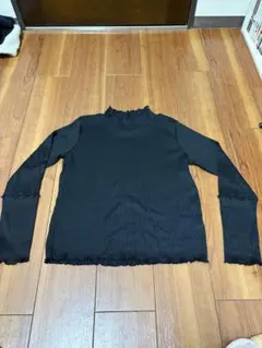 黒リブ編みフリルハイネック長袖トップス