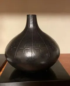 WEDGWOOD 黒色陶器の浮彫り花瓶 - メルカリ