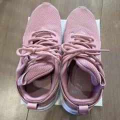PUMA ピンク スニーカー