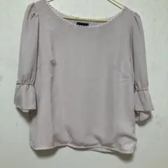 薄いピンク パール装飾 フレアスリーブブラウス