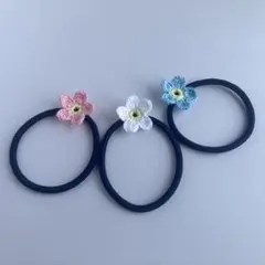 かぎ針編みの小花ヘアゴム（ホワイト／ピンク／ブルー）