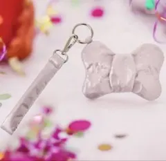 ミニー ポーチ フラット カラビナ・ハンドストラップ付ソフトメタリック型押し新品