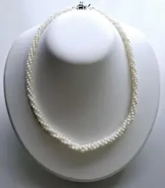 おしゃれな３連の白珊瑚ネックレス・複数点購入できます。