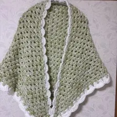手編みの緑と白のストール