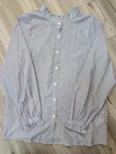 青と白のストライプ長袖シャツ