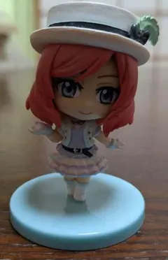 小型フィギュア１点と食玩３点