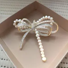 ゴールド　スワロフスキー　天然真珠　ブローチ 　リボンブローチ