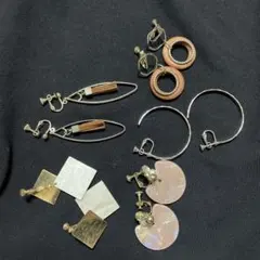 多様なデザインのイヤリングセット