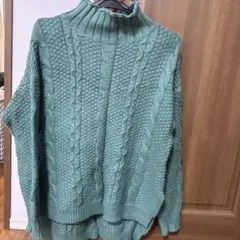 グリーン ケーブル編み タートルネックセーター