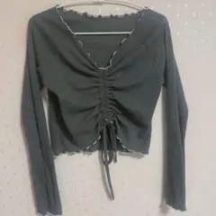 FUN くすみグリーン　ショート丈トップス　ギャザー　フリル　リボン　緑　ミニ丈