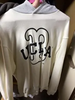 ZARA UCLAロゴ入りクリーム色パーカー　zara