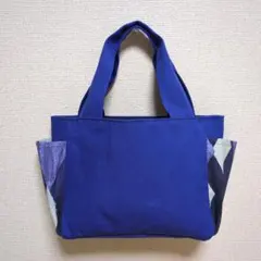 青いトートバッグ 幾何学模様 サイドポケット付き