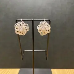 水引ホワイトピンポンマムイヤリング