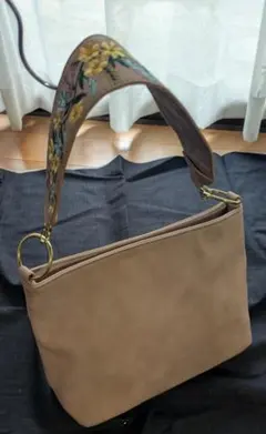 刺繍入りベージュショルダーバッグ