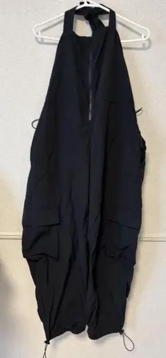 黒いハーネススタイルオーバーオール