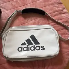 adidas ホワイト エナメルバッグ
