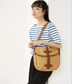 ベージュ ショルダーバッグ フラップ付き