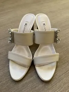 DIANA ベージュ ビジュー付きサンダル