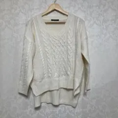 オフホワイトVネック ケーブル編みセーター
