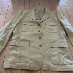 薄い緑のボタン付きジャケット