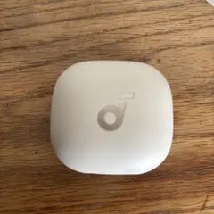 Anker Soundcore P40i 充電器と左側イヤホン