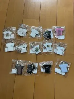UVERworld Tシャツ型キーホルダー 全40種類コンプリートセット UVERworld Tシャツ型キーホルダー 全40種類コンプリートセット Amazon