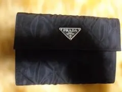 美品　PRADA 二つ折り財布 黒 キルティング