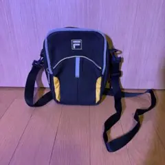 FILA 縦型ミニショルダーバッグ 黒黄 テック系のサムネイル