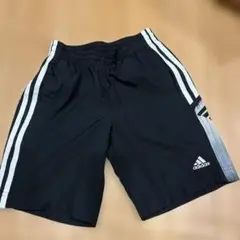 adidas 黒 ストライプ ハーフパンツ
