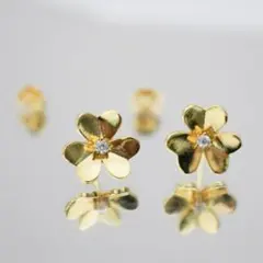 花形金色メッキピアス ストーン付き