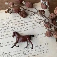 イギリス蚤の市　馬のフィギュア　メタル　アンティーク　オブジェ