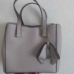 グレー ハンドバッグ リボンチャーム付き