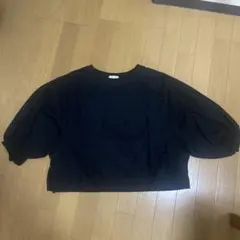 レース模様の黒いトップス