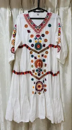 刺繍入りホワイト長袖ワンピース