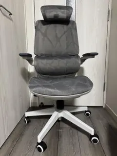 調整可能なグレーのオフィスチェア