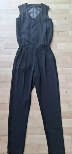 黒のノースリーブオールインワン