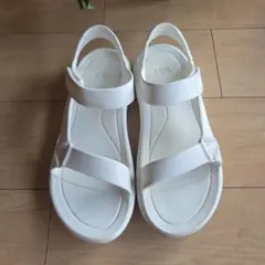 TeVa（テバ） ハリケーンドリフト白サンダル　27センチのサムネイル