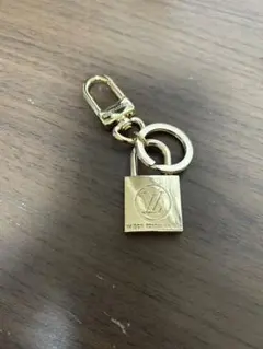 LOUIS VUITTON パドロック キーホルダー ゴールドのサムネイル